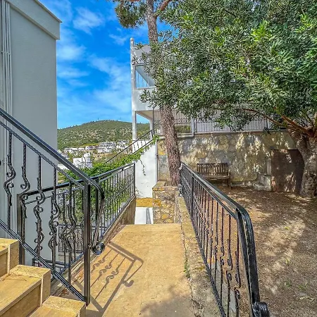 3br Duplex Close To Center *