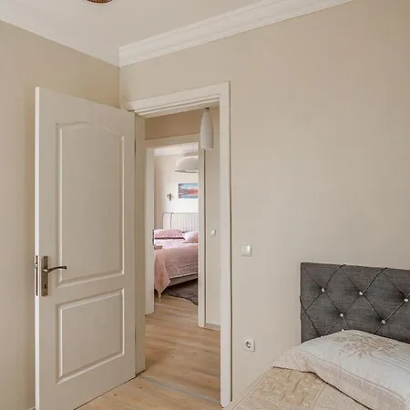 3br Duplex Close To Center Villa